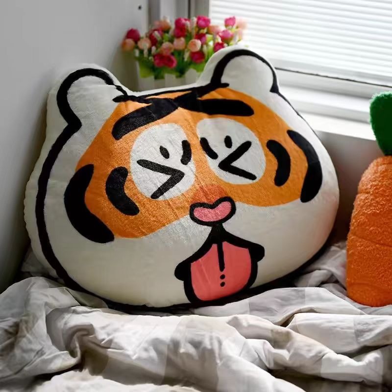Cute Tiger Alien Pillow Car Lumbar Sofa Cushion Office Pillow Headrest Support, Adorable And Fun Design For Collision-free Car Use To Protect The Waist And Driving Fatigue, Suitable For Sofa Use While Watching TV Shows.
