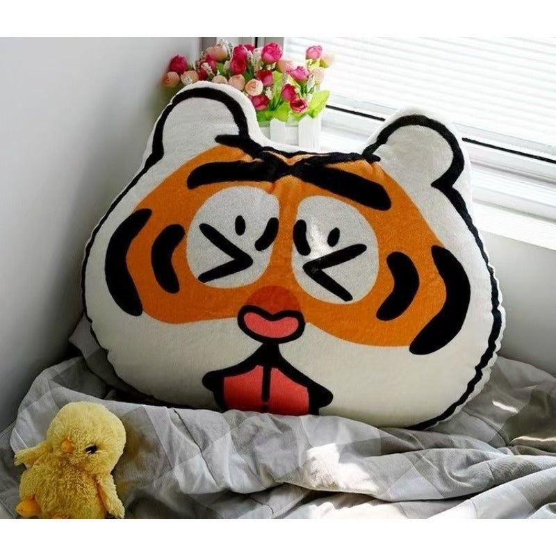 Cute Tiger Alien Pillow Car Lumbar Sofa Cushion Office Pillow Headrest Support, Adorable And Fun Design For Collision-free Car Use To Protect The Waist And Driving Fatigue, Suitable For Sofa Use While Watching TV Shows.