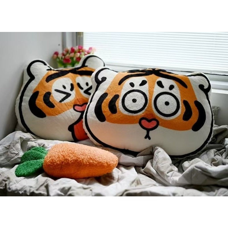 Cute Tiger Alien Pillow Car Lumbar Sofa Cushion Office Pillow Headrest Support, Adorable And Fun Design For Collision-free Car Use To Protect The Waist And Driving Fatigue, Suitable For Sofa Use While Watching TV Shows.