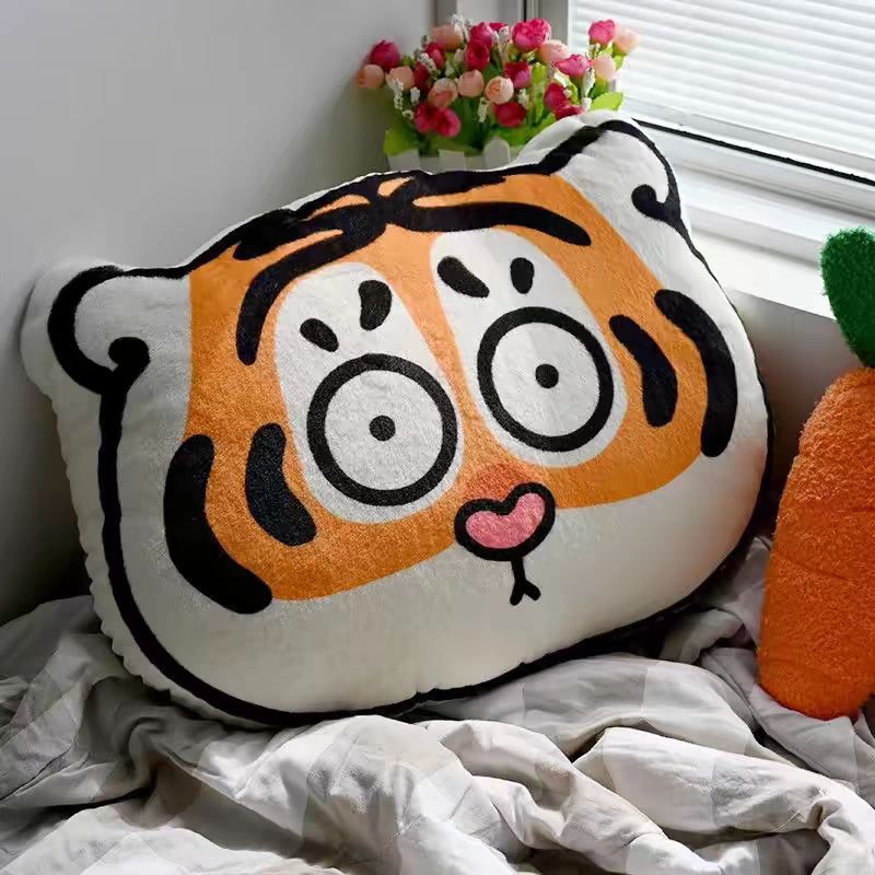 Cute Tiger Alien Pillow Car Lumbar Sofa Cushion Office Pillow Headrest Support, Adorable And Fun Design For Collision-free Car Use To Protect The Waist And Driving Fatigue, Suitable For Sofa Use While Watching TV Shows.